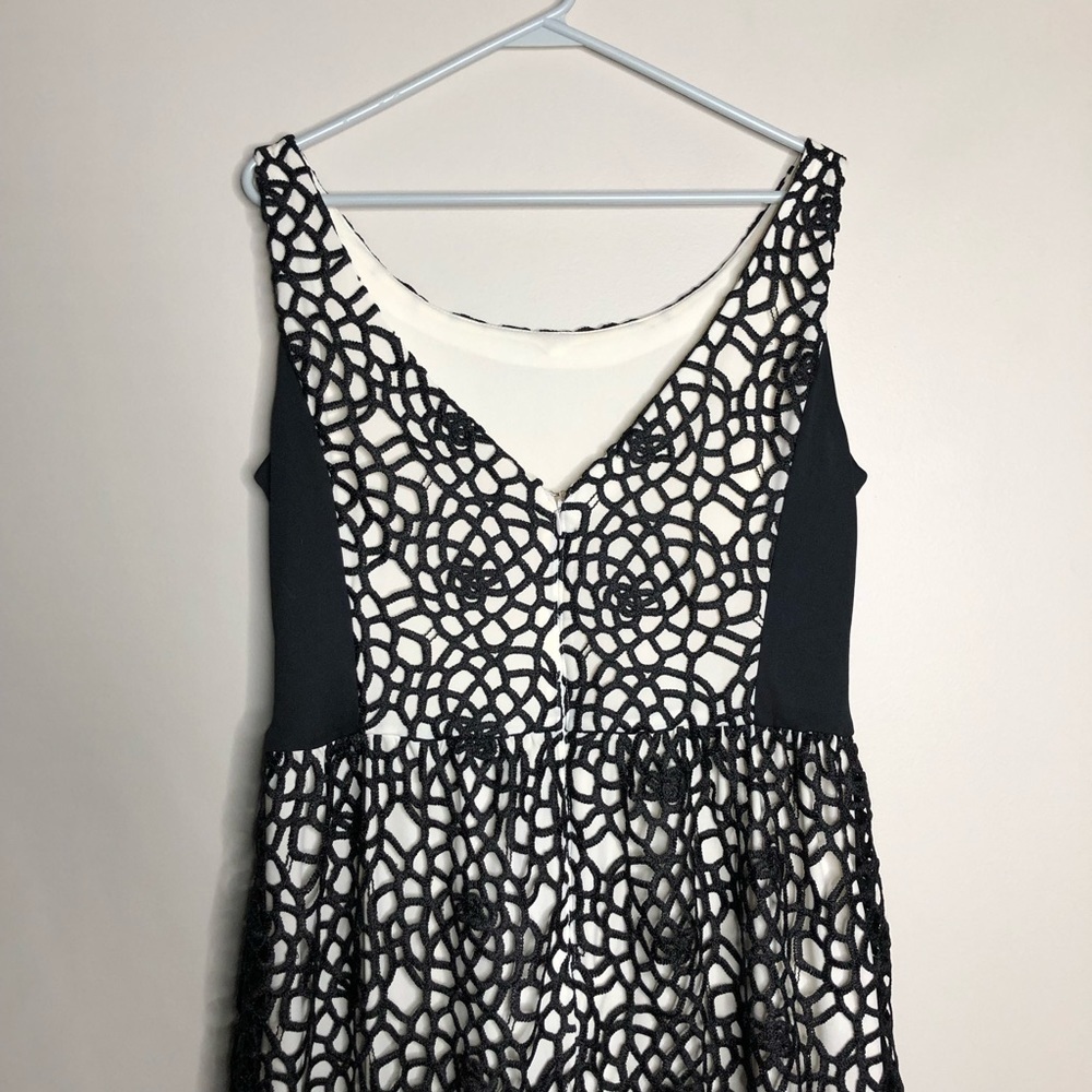 Issac Mizrahi Black Crocheted Dress with Off White Underlay SZ 14 - Picture 11 of 13